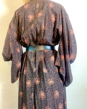 Load image into Gallery viewer, Vintage Silk Chrysanthemum Print Kimono. S/M tall