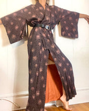 Load image into Gallery viewer, Vintage Silk Chrysanthemum Print Kimono. S/M tall