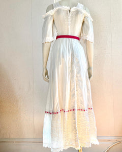 Vintage 1970s White Prairie Dress. XS/S