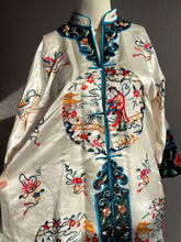 Load image into Gallery viewer, 1940s Chinese Embroidered Silk Robe Jacket. M/L