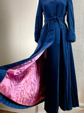 Load image into Gallery viewer, Vintage 1970s Blue Velvet Princess Opera Coat.S