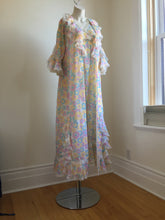 Load image into Gallery viewer, Amazing 1960&#39;s vintage peignoir set. S